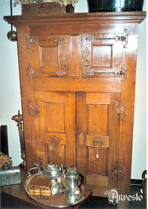 Ref. 34 - Vlaamse 4-deurs kast, 17e eeuws