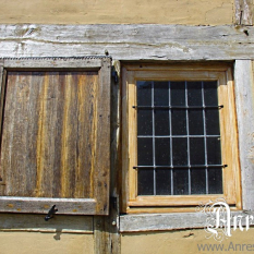 Ref. 17 – Detail raam met luik antiek vakwerkhuis