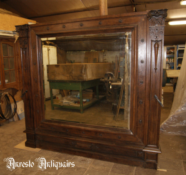 Ref. 18 – Antieke houten lambriseringswand met spiegel