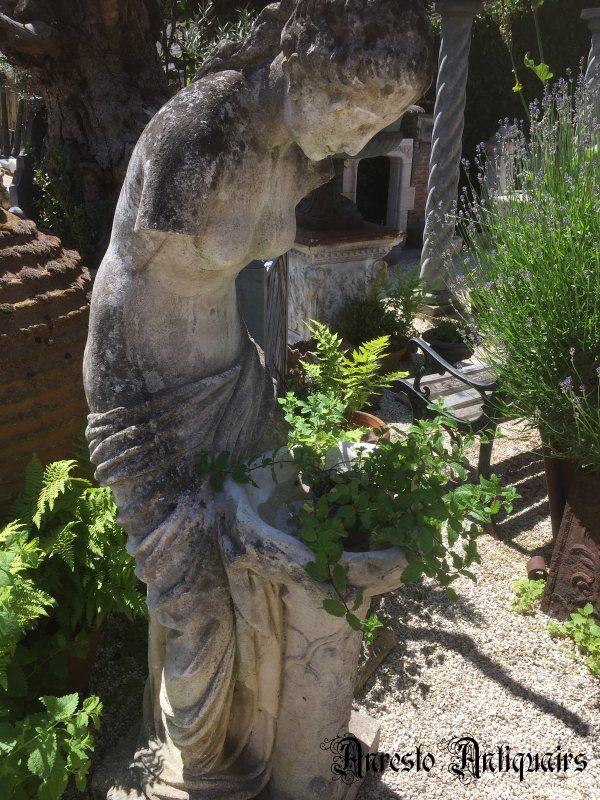 Ref. 09 – Antiek beeld Romeinse wassende vrouw foto 1