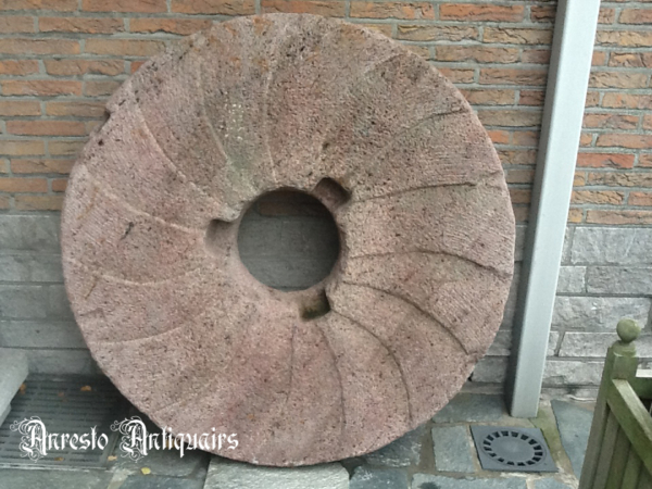 Ref. 97 – Antieke granieten molensteen