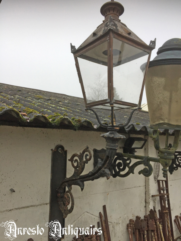 Ref. 79 – Antieke Art Nouveau gietijzeren muursteun met koperen lampenkap foto 1
