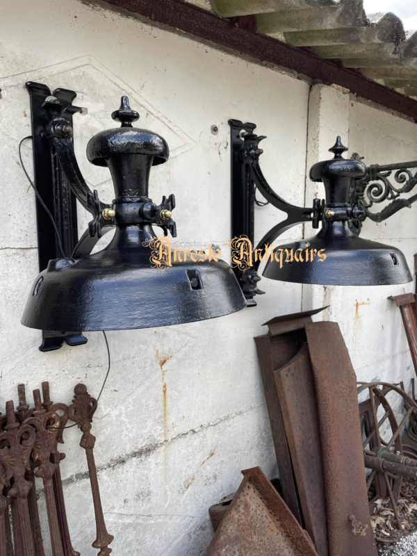 Ref. 84 – Oude gietijzeren stationslampen foto 1