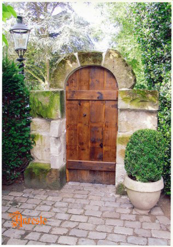 Ref. 10 – Afgeronde eiken poortje met portiek in kalkzandsteen