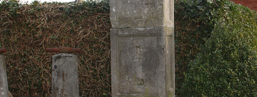 Ref. 01 – Antieke poortzuil in arduin, oude arduinen poortzuil
