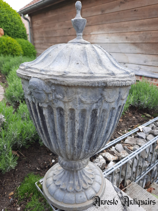 Ref. 17 – Stel antieke loden Engelse tuinvazen