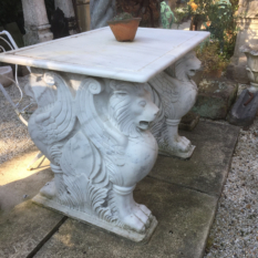 Ref. 38 – Neorenaissance Carrara marmeren leeuwen met tafelblad foto 1