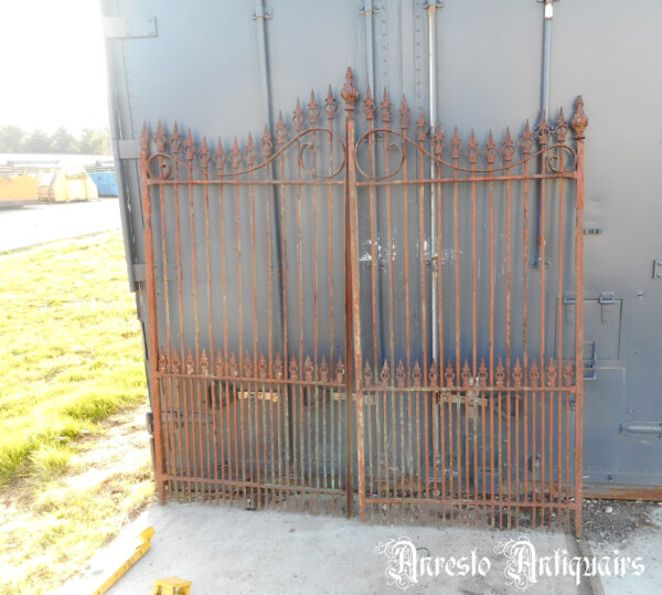 Ref. 111 – Antieke 2-vleugelige smeedijzeren poort