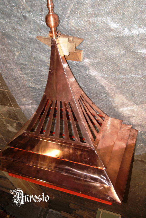 Ref. 02 – Handgemaakte schouwkap Art – Deco in massief rood koper