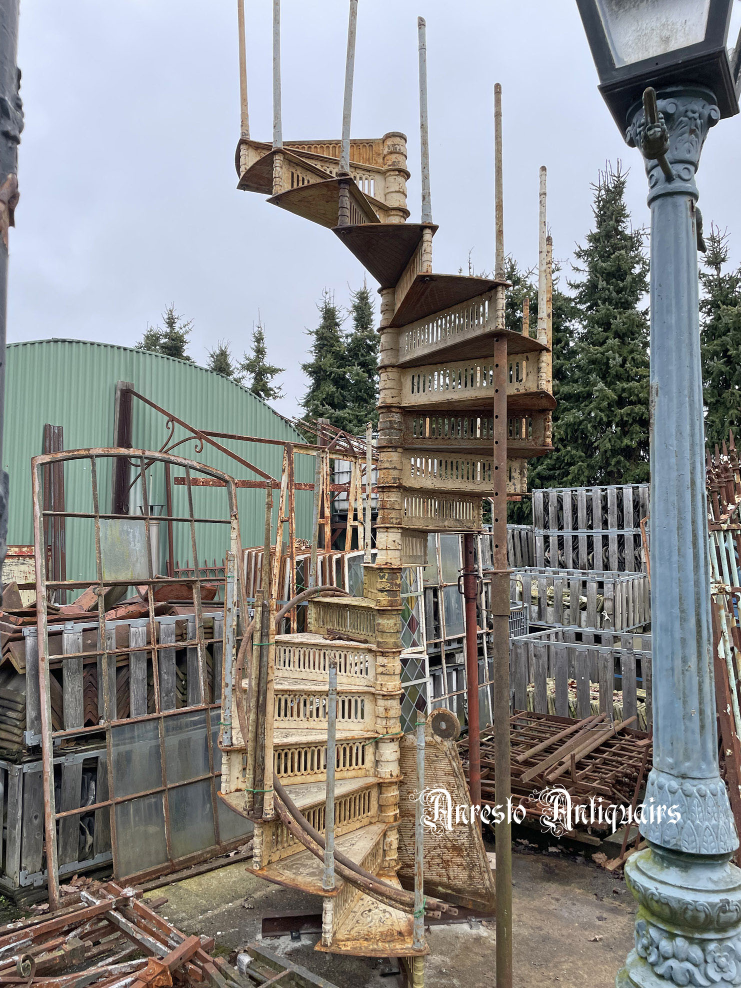 Ref. 32 – Antieke gietijzeren draaitrap