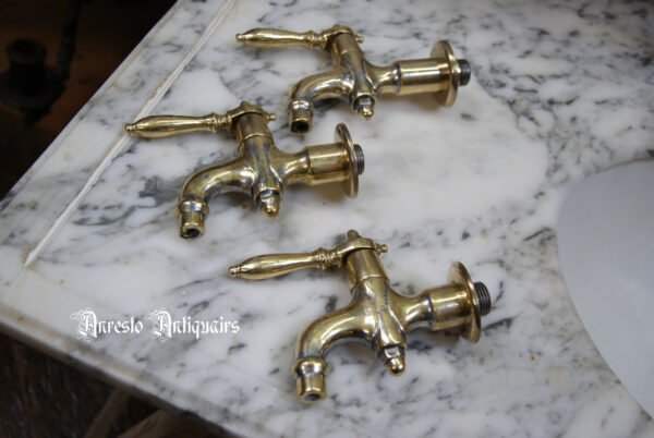 Ref. 37 - Gerestaureerde kranen, antique cold water faucets