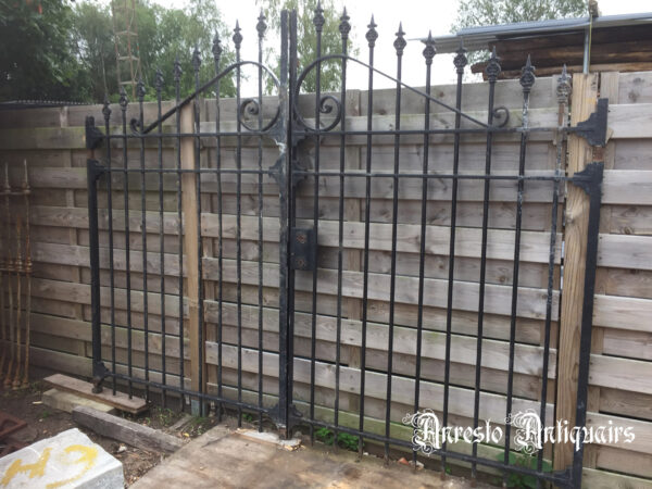 Ref. 66 – Oude 2-vleugelige Franse smeedijzeren poort