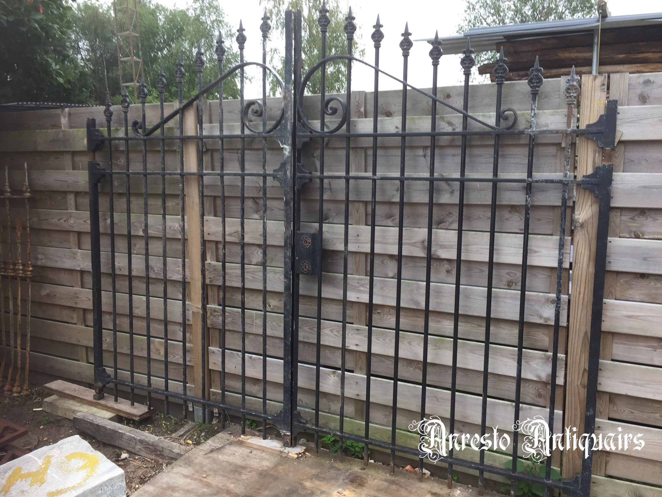 Ref. 66 – Oude 2-vleugelige Franse smeedijzeren poort