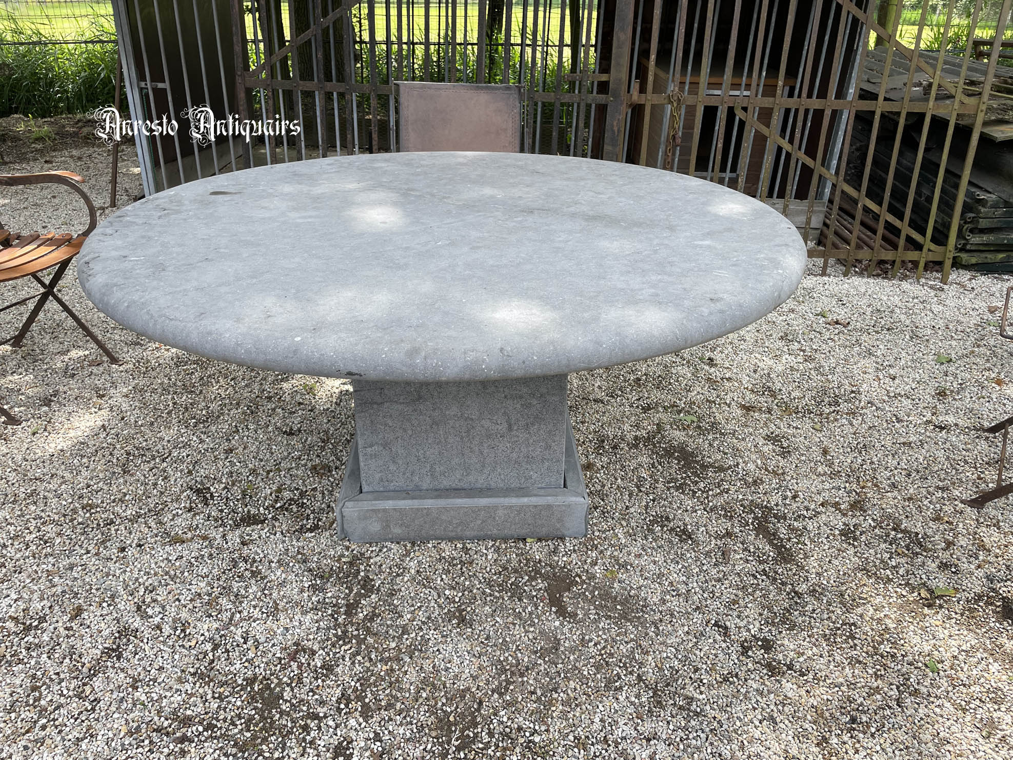 Ref. 53 – Ronde blauwstenen tuintafel foto 1