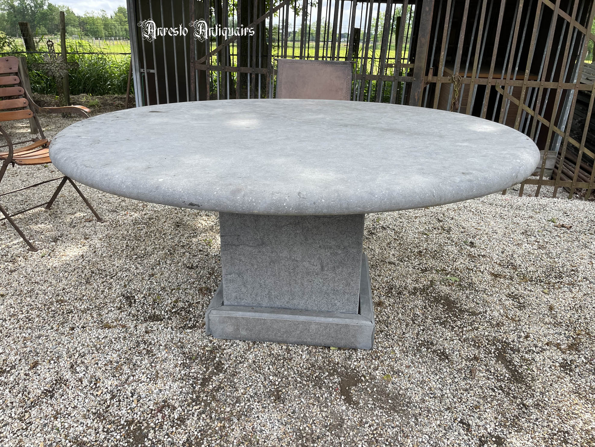 Ref. 53 – Ronde blauwstenen tuintafel foto 2