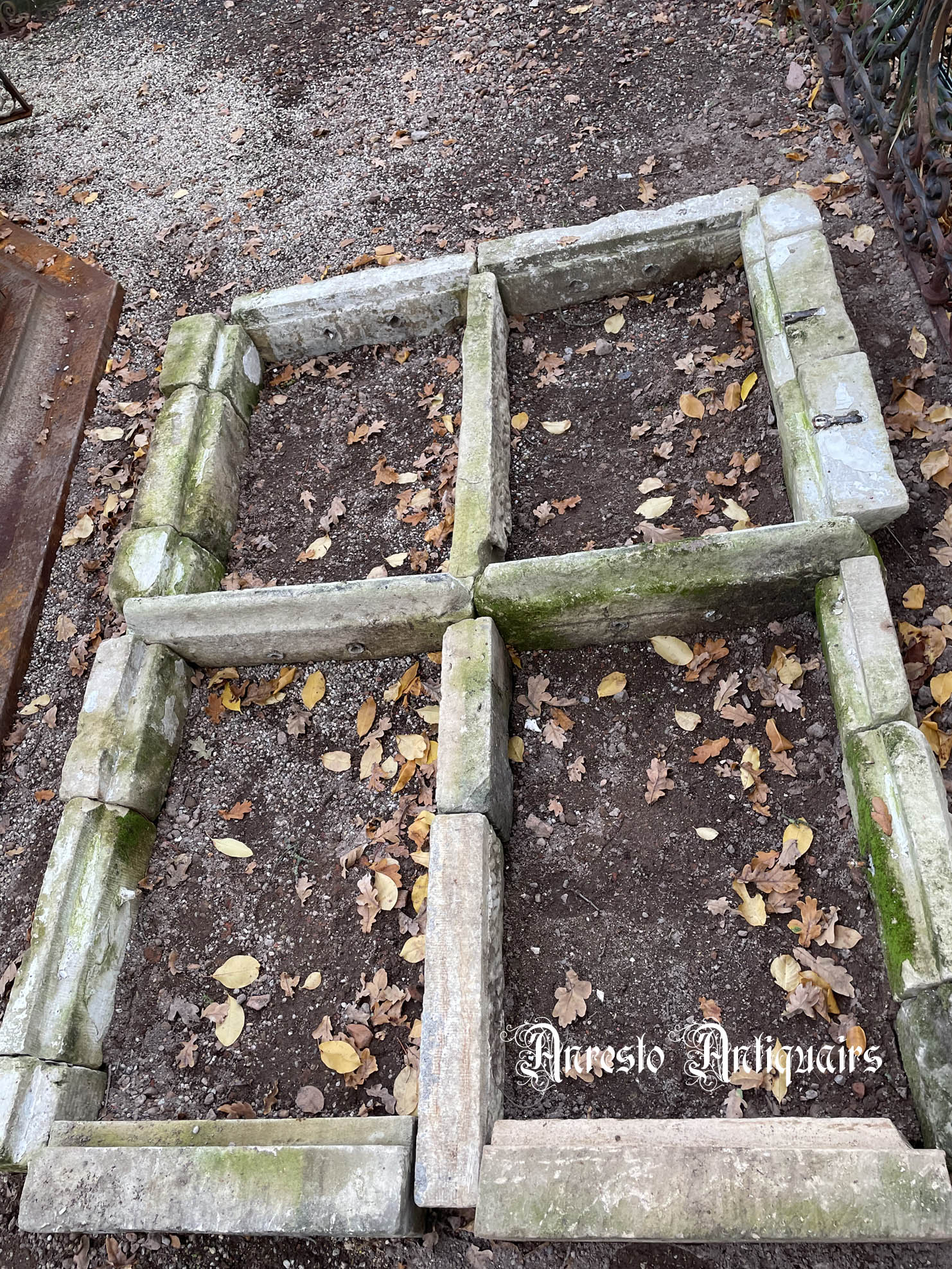 Ref. 22 – Antiek kalkzandstenen kruisraam foto 1
