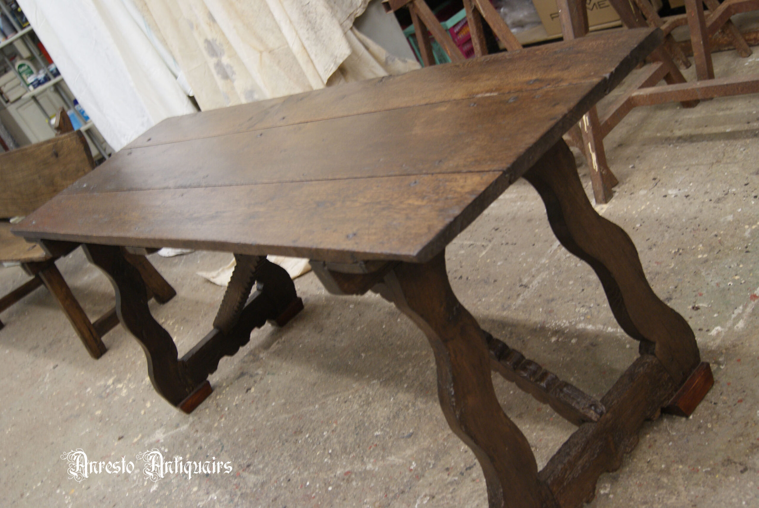 Ref. 36 – Antieke Spaanse eikenhouten harppoottafel foto 1